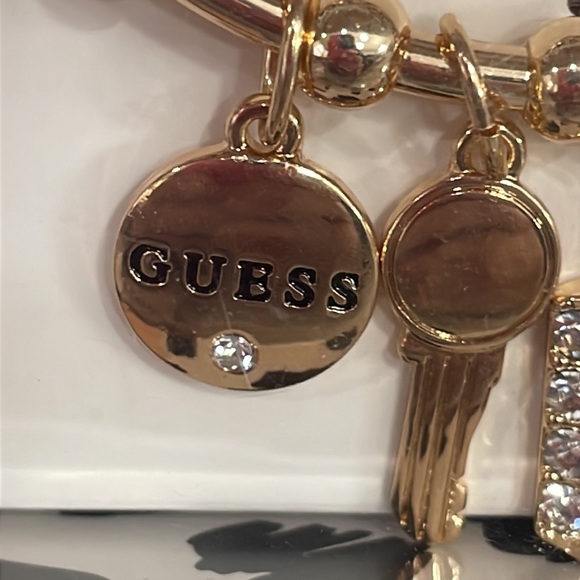 BNIB Guess Logo Rhinestone Lock & Key Charm Bracelet Earring Set Gold Tone 3 pc - Picture 5 of 8